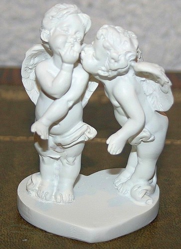 Engelspaar küssend auf