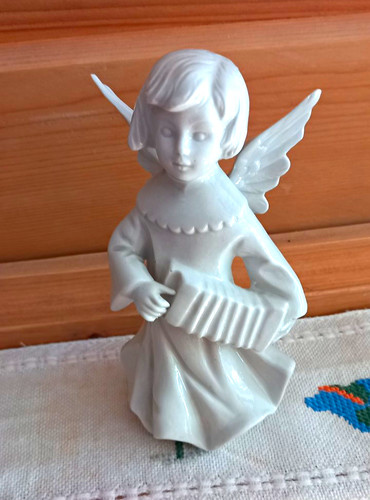 Weiße engel figur - engel-figur, kniend